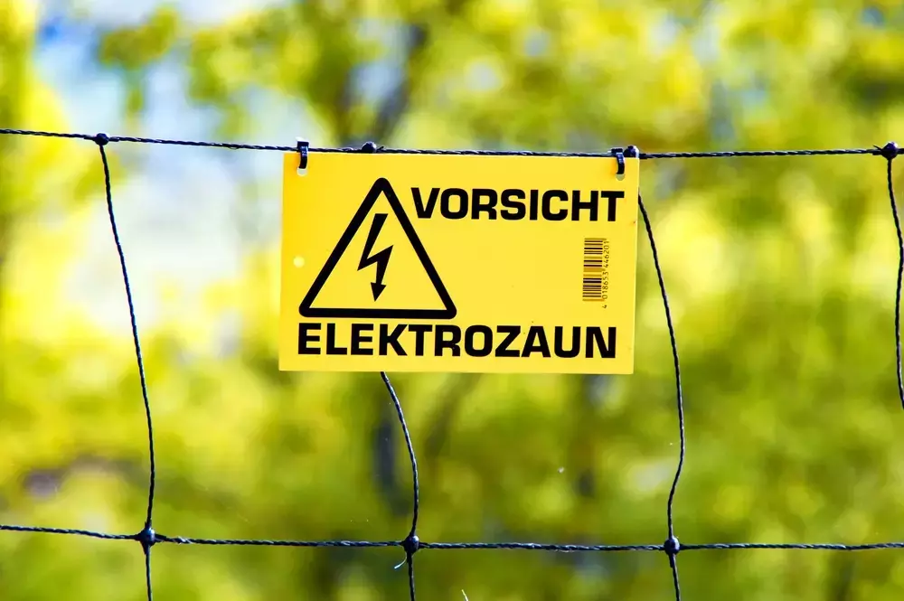 Elektrozäune in Wohngebieten: Rechtliche Aspekte und Sicherheitsfragen