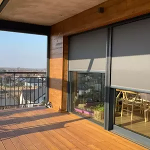 Vertikale Screens: Optimaler Schutz für Terrasse und Fenster
