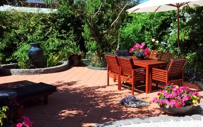 Harmonische Gartengestaltung: Kräuter, Entspannung und Kochbereich im mediterranen Stil