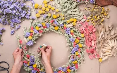 Kreative Naturaktivitäten: Blumenkränze, Kräuterworkshops und mehr für besondere Anlässe