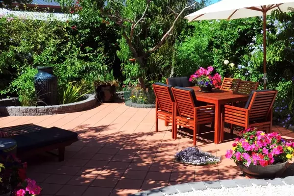 Harmonische Gartengestaltung: Kräuter, Entspannung und Kochbereich im mediterranen Stil
