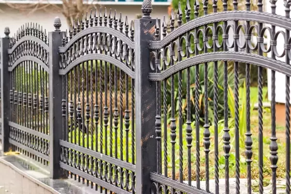 Stilvolle Abgrenzung: Der zeitgemäße Gartenzaun