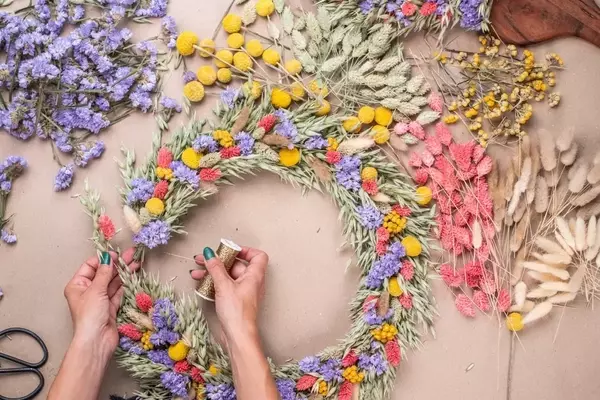 Kreative Naturaktivitäten: Blumenkränze, Kräuterworkshops und mehr für besondere Anlässe