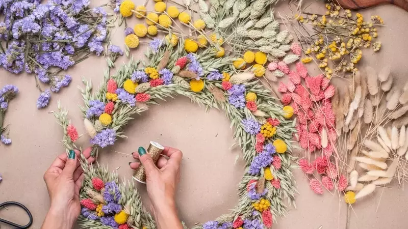 Kreative Naturaktivitäten: Blumenkränze, Kräuterworkshops und mehr für besondere Anlässe
