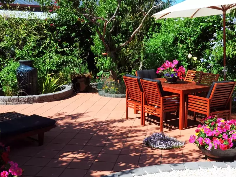 Harmonische Gartengestaltung: Kräuter, Entspannung und Kochbereich im mediterranen Stil